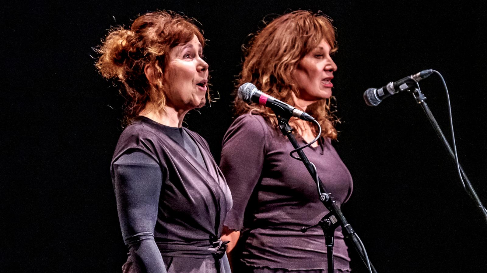 A KVTársulat alapítói, Urbanovits Krisztina és Száger Zsuzsa a FESZ tavalyi gálaestjén