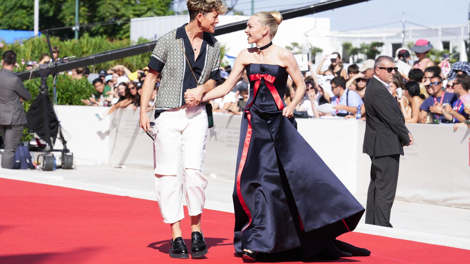 Amanda Seyfried színésznő érkezése a 82. Velencei filmfesztiválra