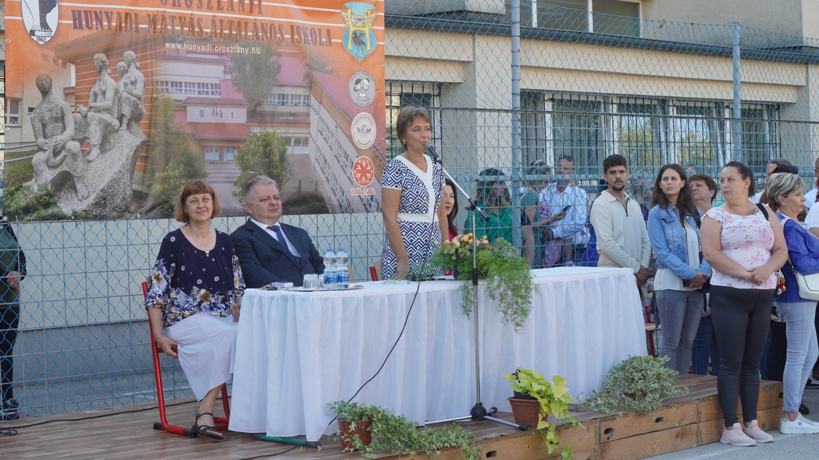 Fehérvári Mónika iskolaigazgató tanévnyitó beszéde. Mellette balra Takács Károly polgármester