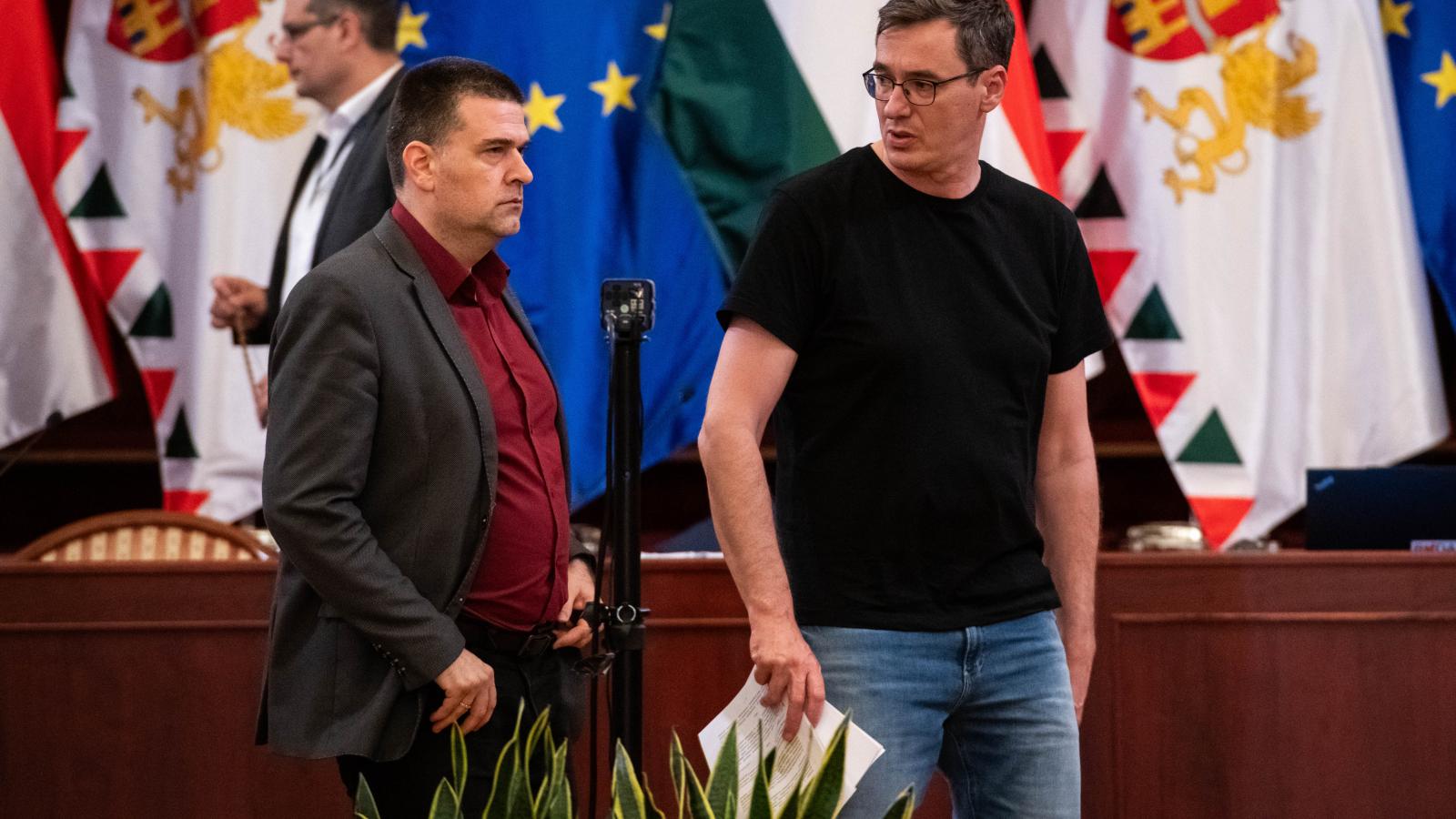 Illusztráció: Kiss Ambrus, a Főpolgármesteri Hivatal főigazgatója és Karácsony Gergely főpolgármester a Fővárosi Közgyűlés üléstermében