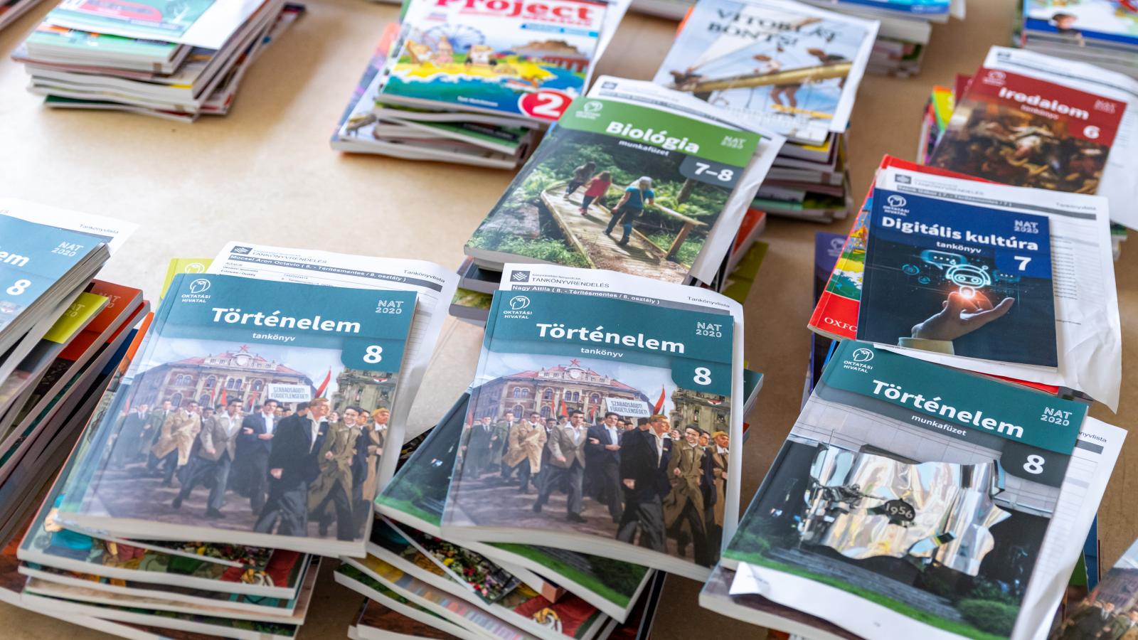 Az igazgató és a fenntartó engedélye is kell, ha egy tanár alternatív kiadványból akar tanítani