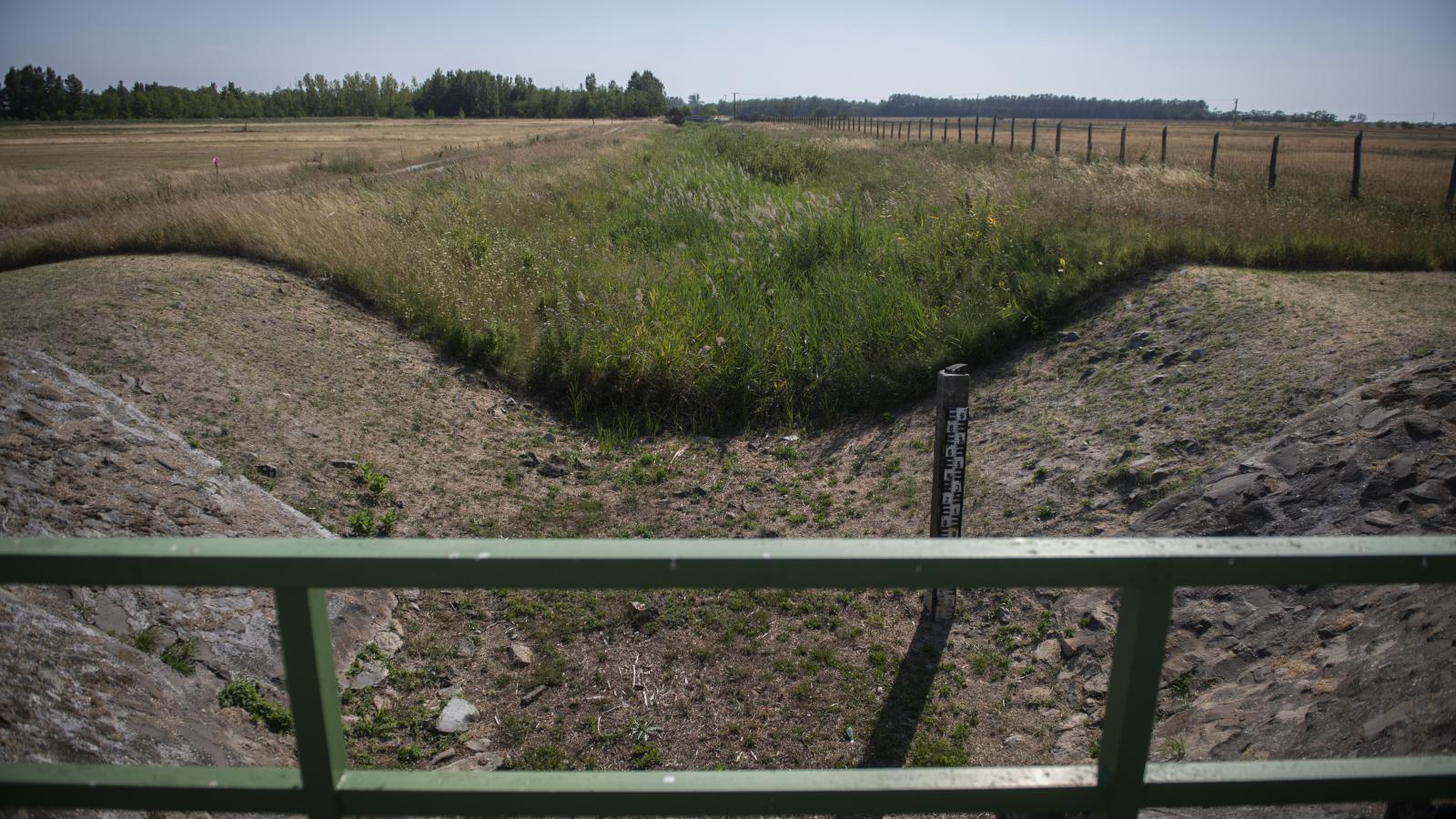 Vízmérce víz nélkül. Csak elvétve akadnak zöld foltok