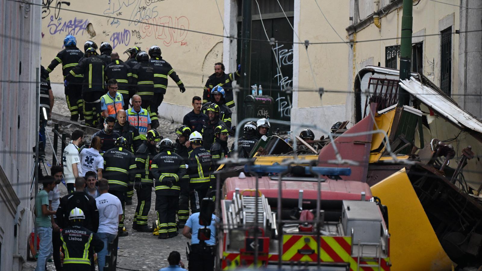 Mentők és tűzoltók a kisiklott lisszaboni Gloria siklóvasútnál 2025. szeptember 3-án.