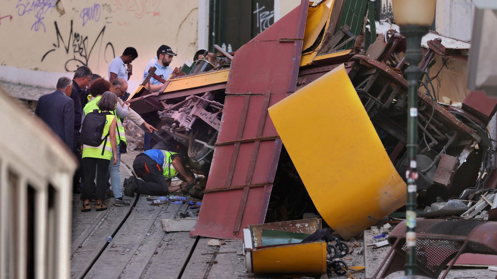 A rendőrség vizsgálja a Gloria sikló roncsait egy nappal a 2025. szeptember 3-án Lisszabonban történt baleset után.