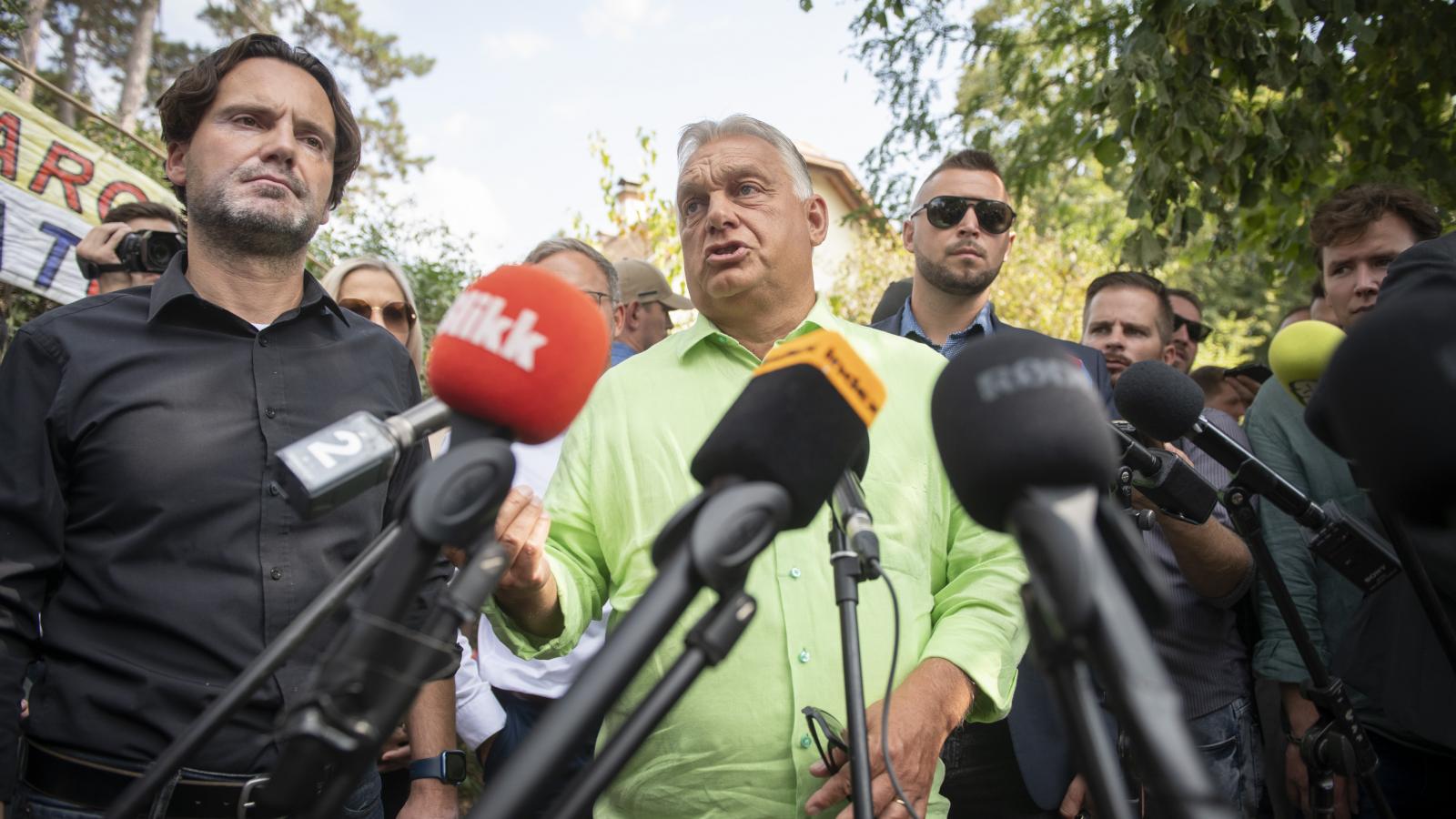 Orbán Viktor a Kötcsei piknik bejárata előtt 2024. szeptember 7-én