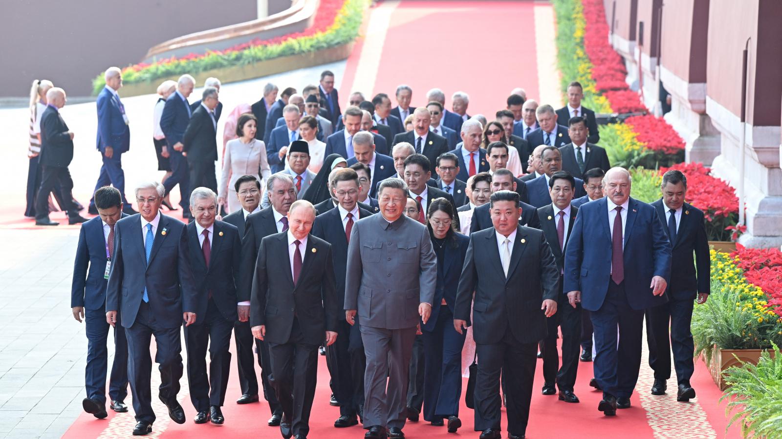 A nagy vendégsereggel megtartott díszszemle megfigyelők szerint Kína globális hatalmának felmutatását, az új világrendről alkotott vízióját volt hivatott felmutatni