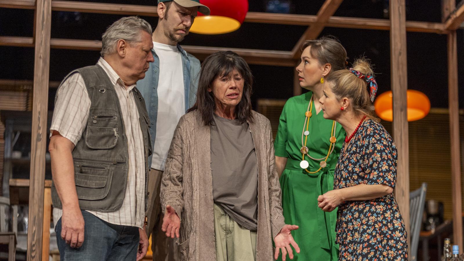 Szétszakadt családi kötelékeket láthatunk a szombathelyi Weöres Sándor Színház Augusztus Oklahomában című darabjának előadásán