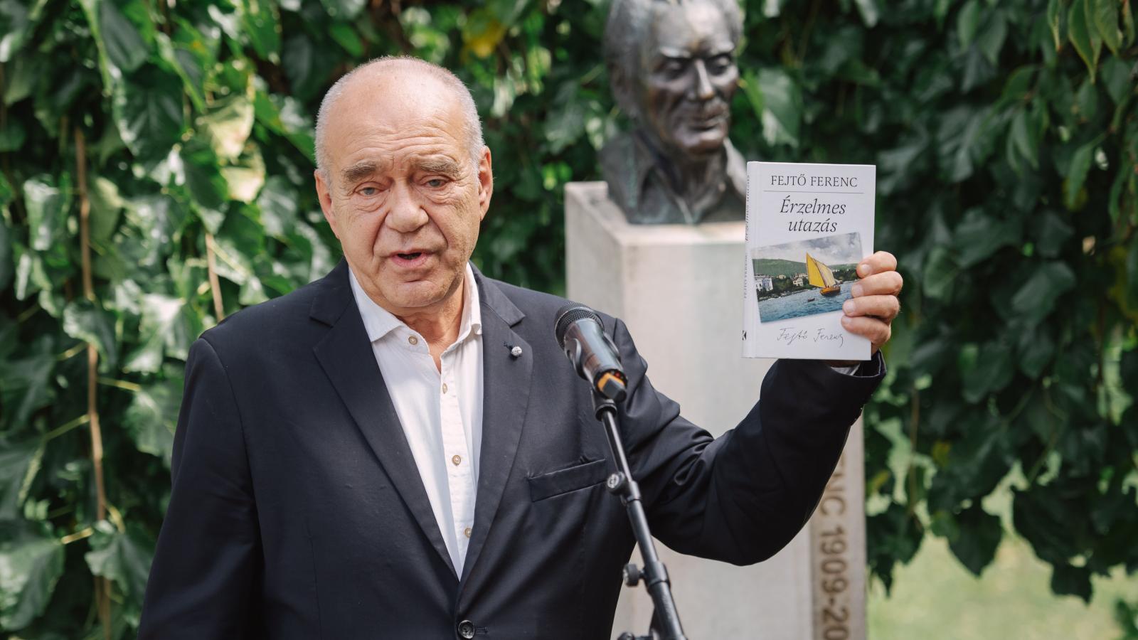 Kocsis András Sándor néhány Fejtő Ferenccel kapcsolatos személyes emlékét, barátságuk történetét idézte fel beszédében