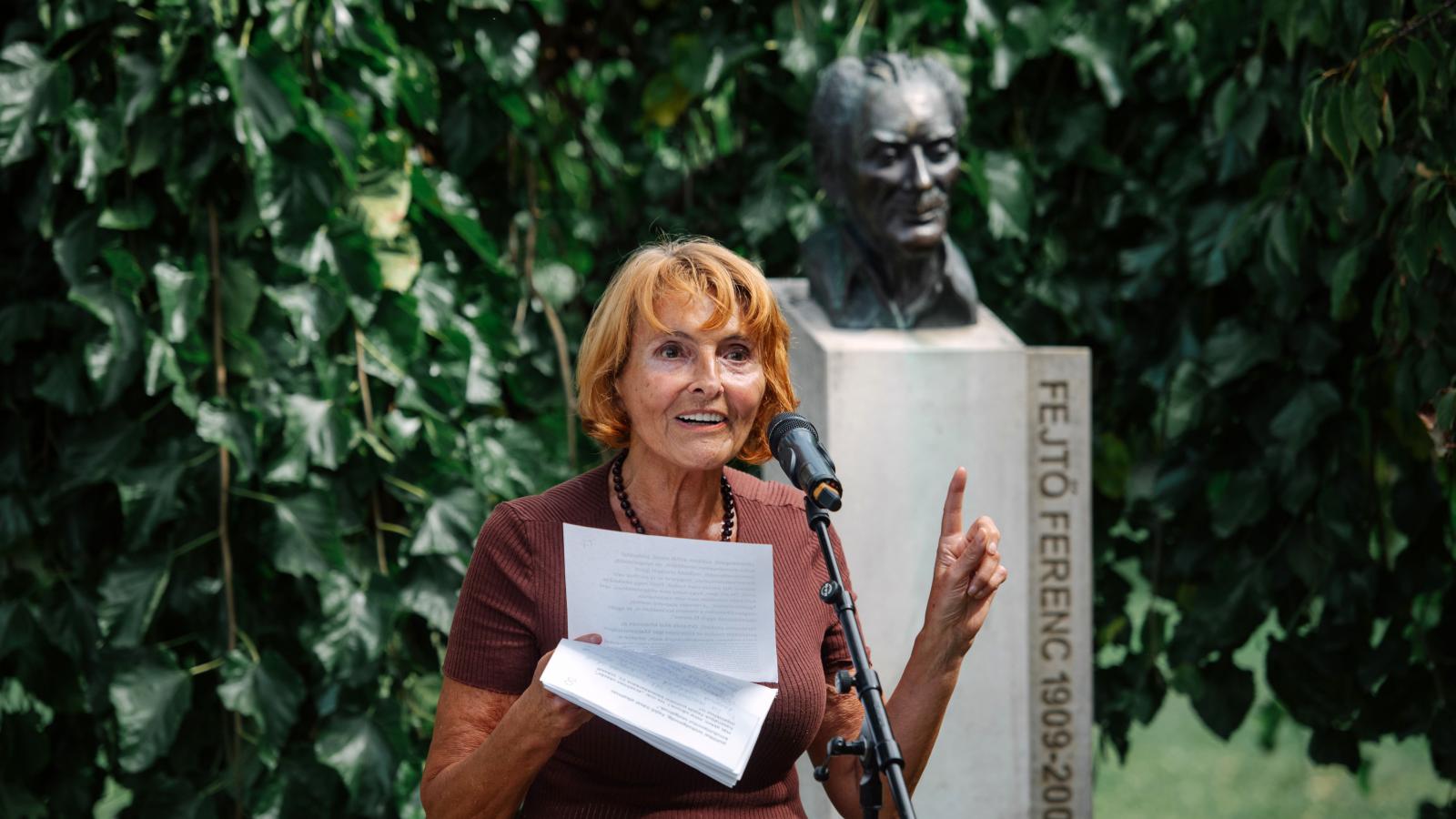 Lendvai Ildikó Fejtő Ferenc mellszobránál. Szerinte Fejtő baloldali világnézetétől eleve nem idegenek a nemesen konzervatív és főleg a liberális értékek