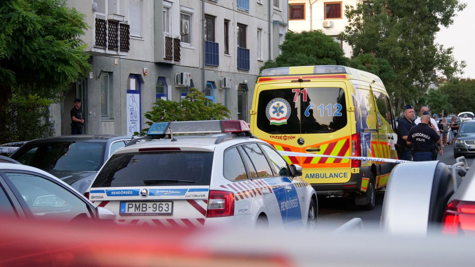 Rendőrök és mentők egy társasház előtt a főváros XXIII. kerületében, az Újtelep úton 2025. szeptember 4-én