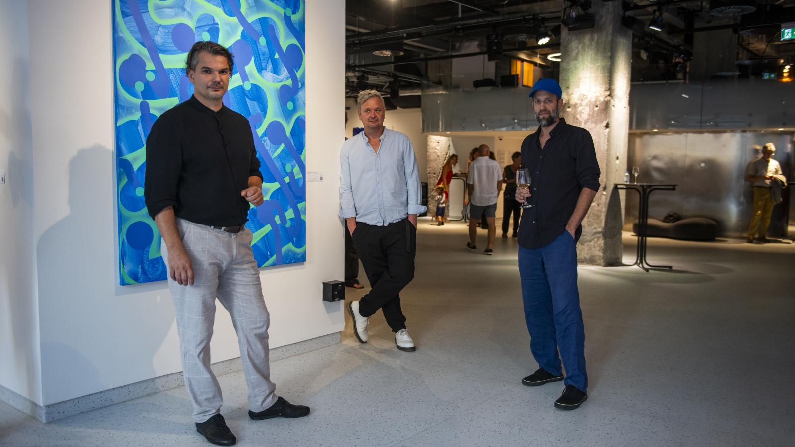 Szentgróti Dávid, Bánki Ákos és Baráth Áron – a háttérben Szentgróti művével