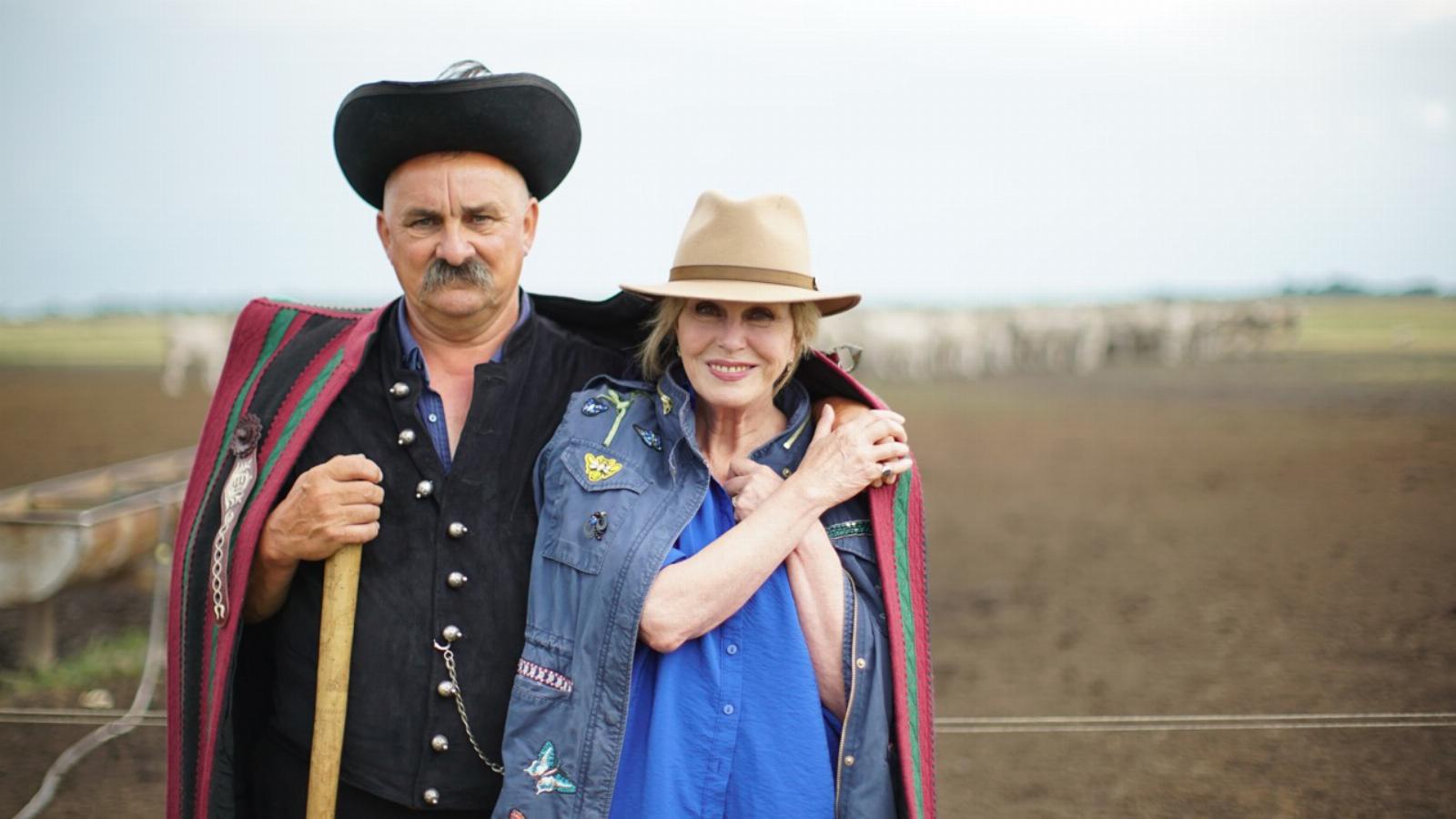 Joanna Lumley Kosina Péterrel, akinek felmenői hét generáció óta csikósok az Alföldön