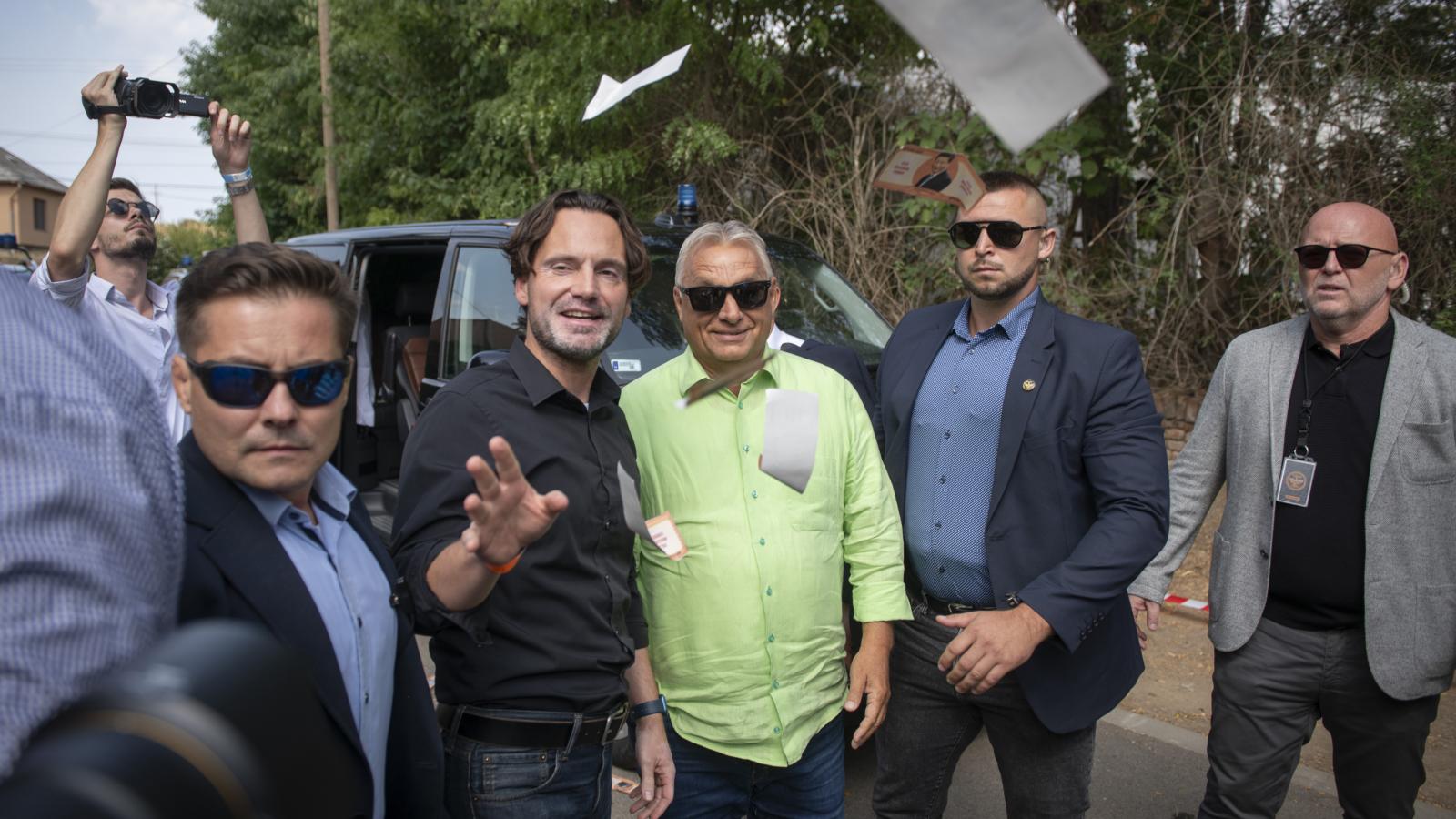 Orbán Viktor a Kötcsei piknik bejárata előtt 2024-ben