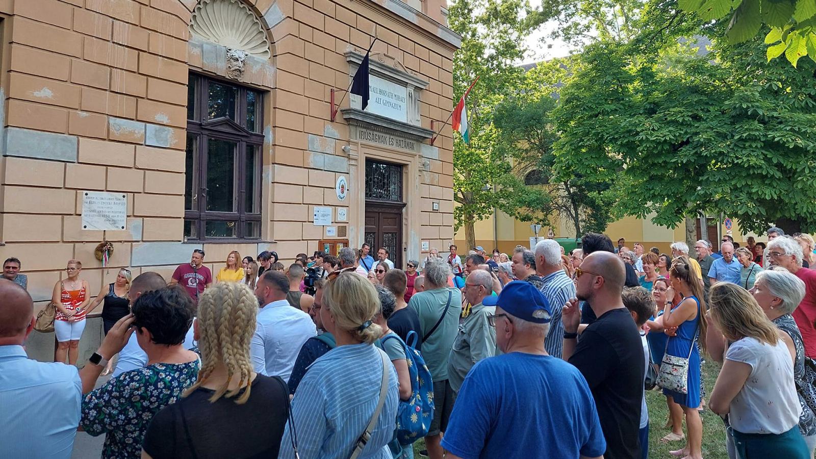 Csendes kiállást hirdettek a szentesi Horváth Mihály Gimnázium drámatagozatáért 2024. június 26-án