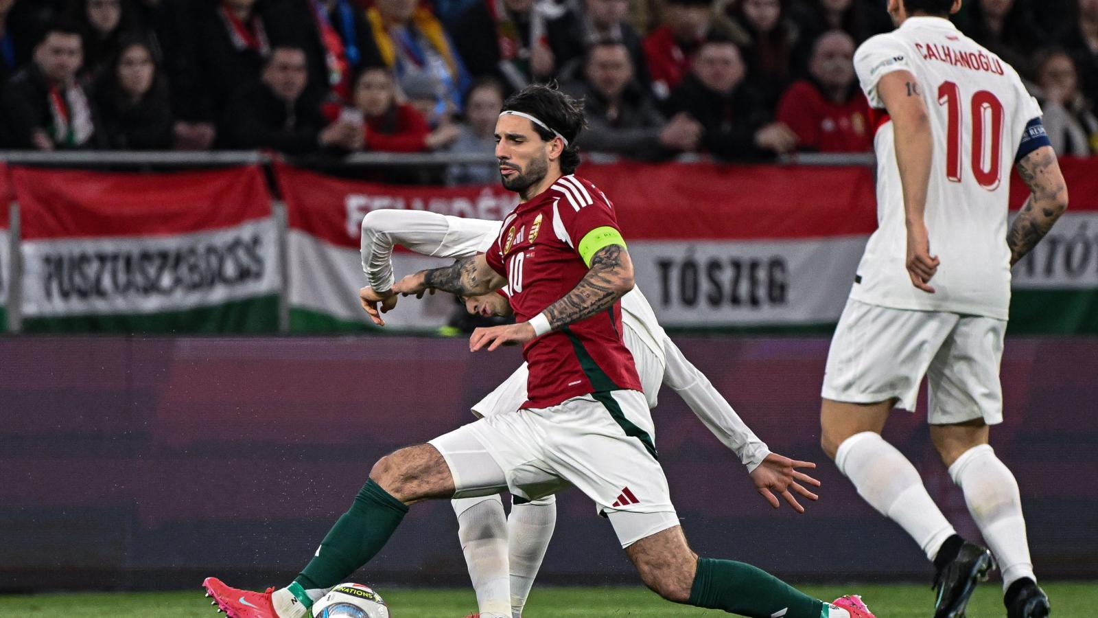 Az Irish Times azt írta: „Magyarország csapata papíron jobbnak tűnik, ráadásul Szoboszlai Dominik az Arsenal elleni meccs (1-0) embere lett a múlt hét végén"