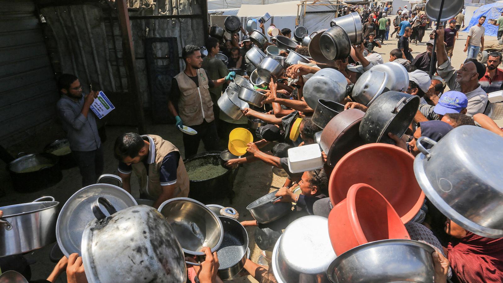 Ételért állnak sorba a palesztinok. Az ENSZ hivatalosan is éhínség által sújtott területnek minősítette Gáza egy részét