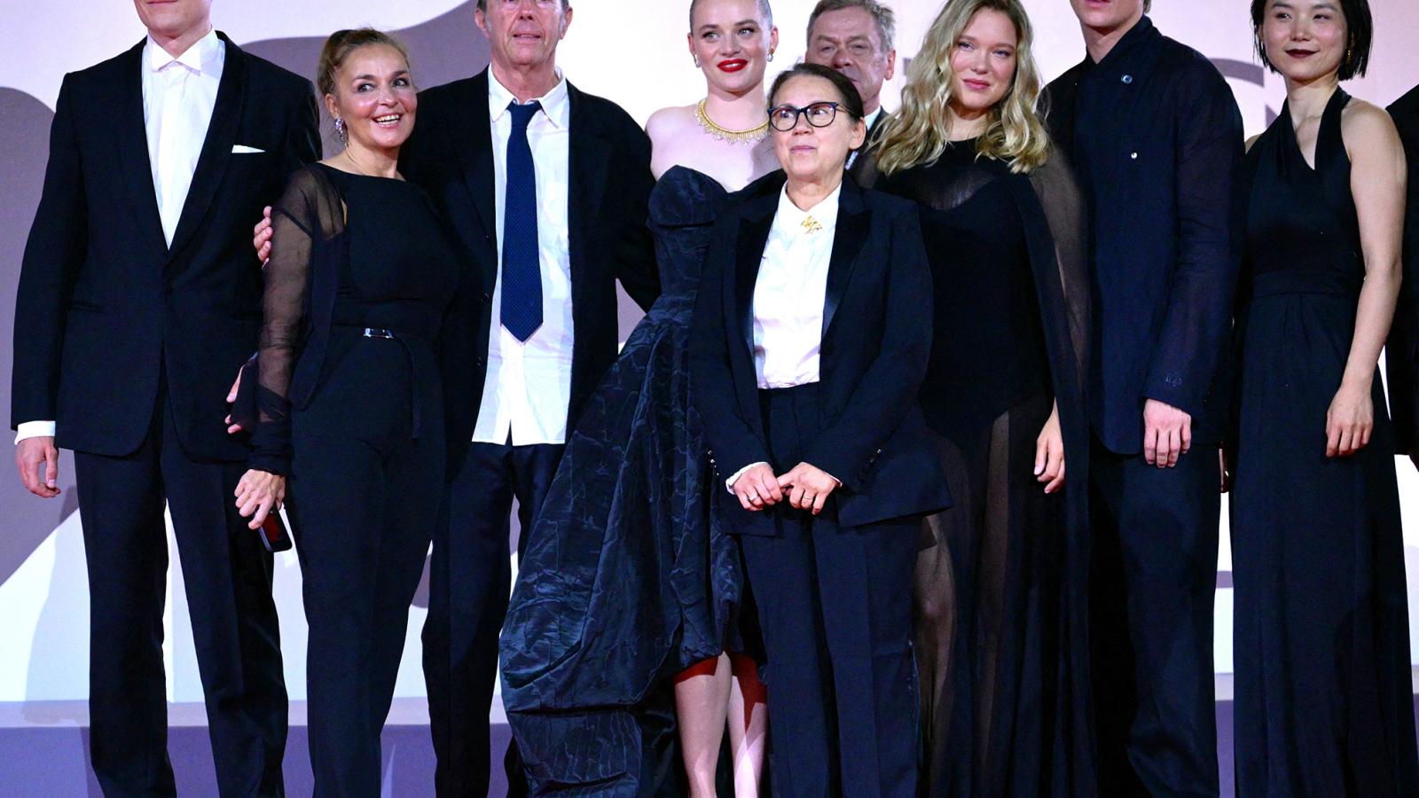 Enyedi Ildikó és a Csendes barát stábja. A misztikus dráma nagyot tarolt a nem hivatalos zsűrik esetében