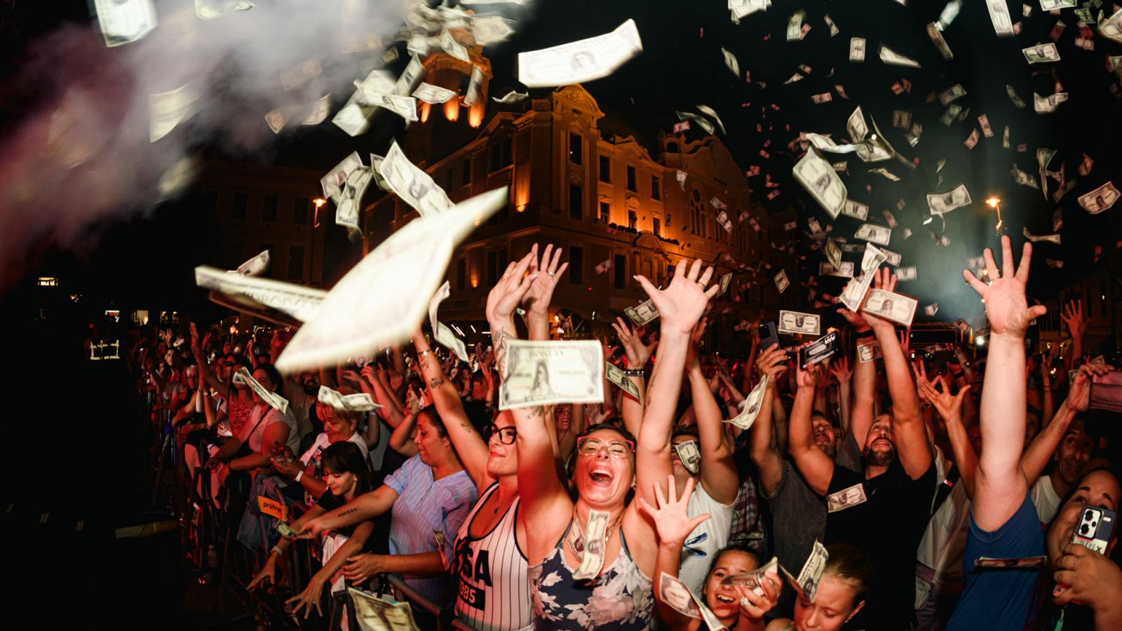 Zsúfolásig megtelt a tér, nagyjából 20 ezren voltak kíváncsiak a koncertre