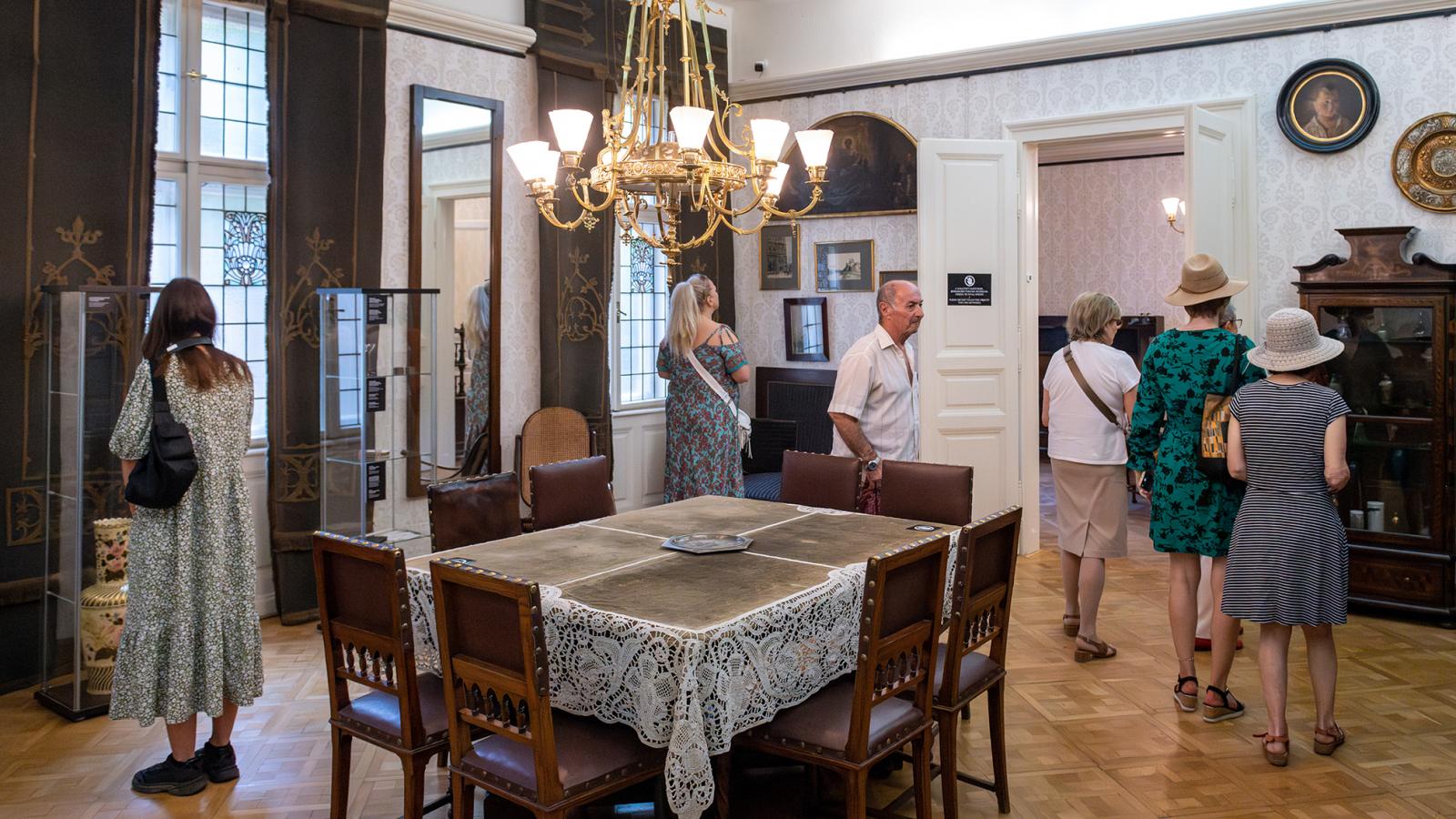 Az emlékház Róth Miksa művészetének sokszínűségét mutatja be