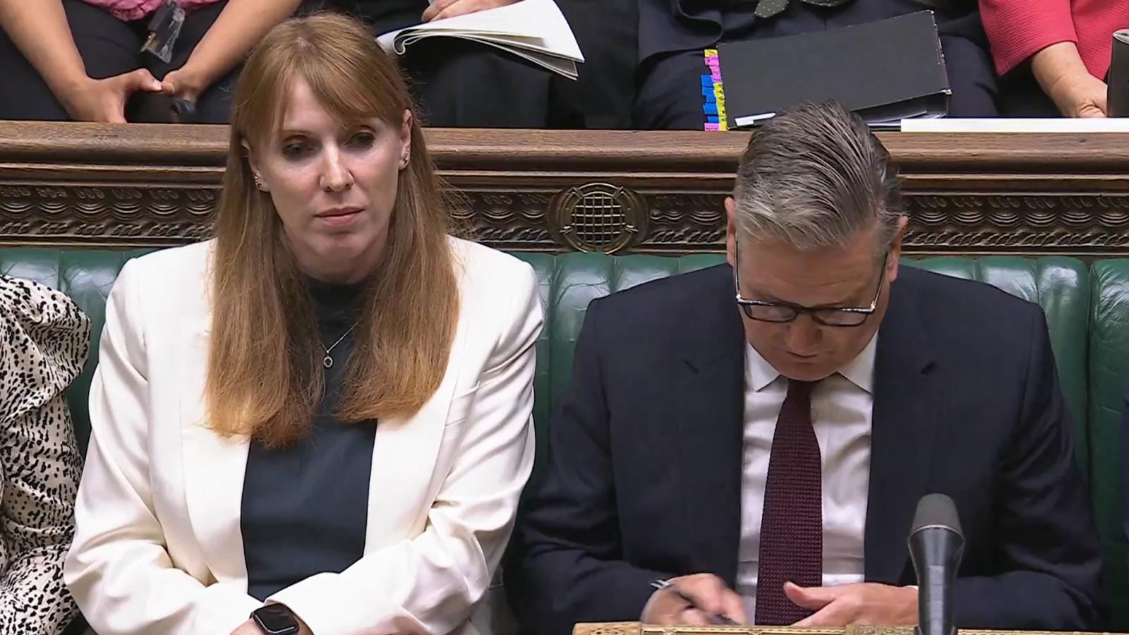 Sir Keir Starmer kormányfőt megrázta mindaz, ami a képen mellette ülő Angela Raynerrel történt