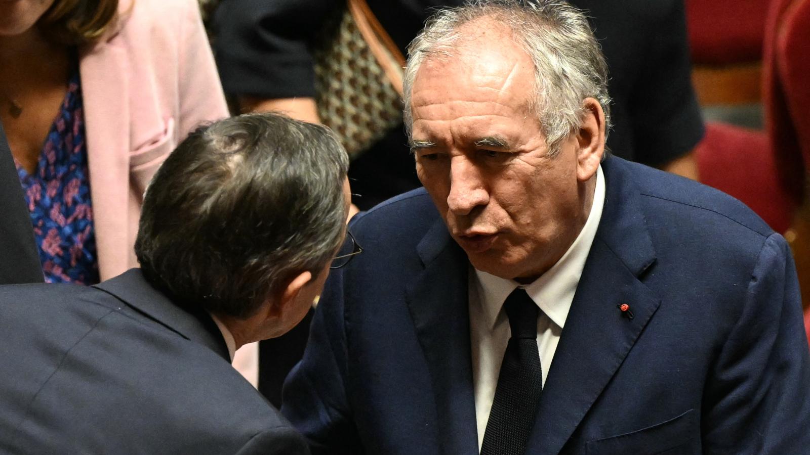 François Bayrou meggyötört arccal fogadta, hogy a képviselők nagy többsége megvonta tőle a bizalmat