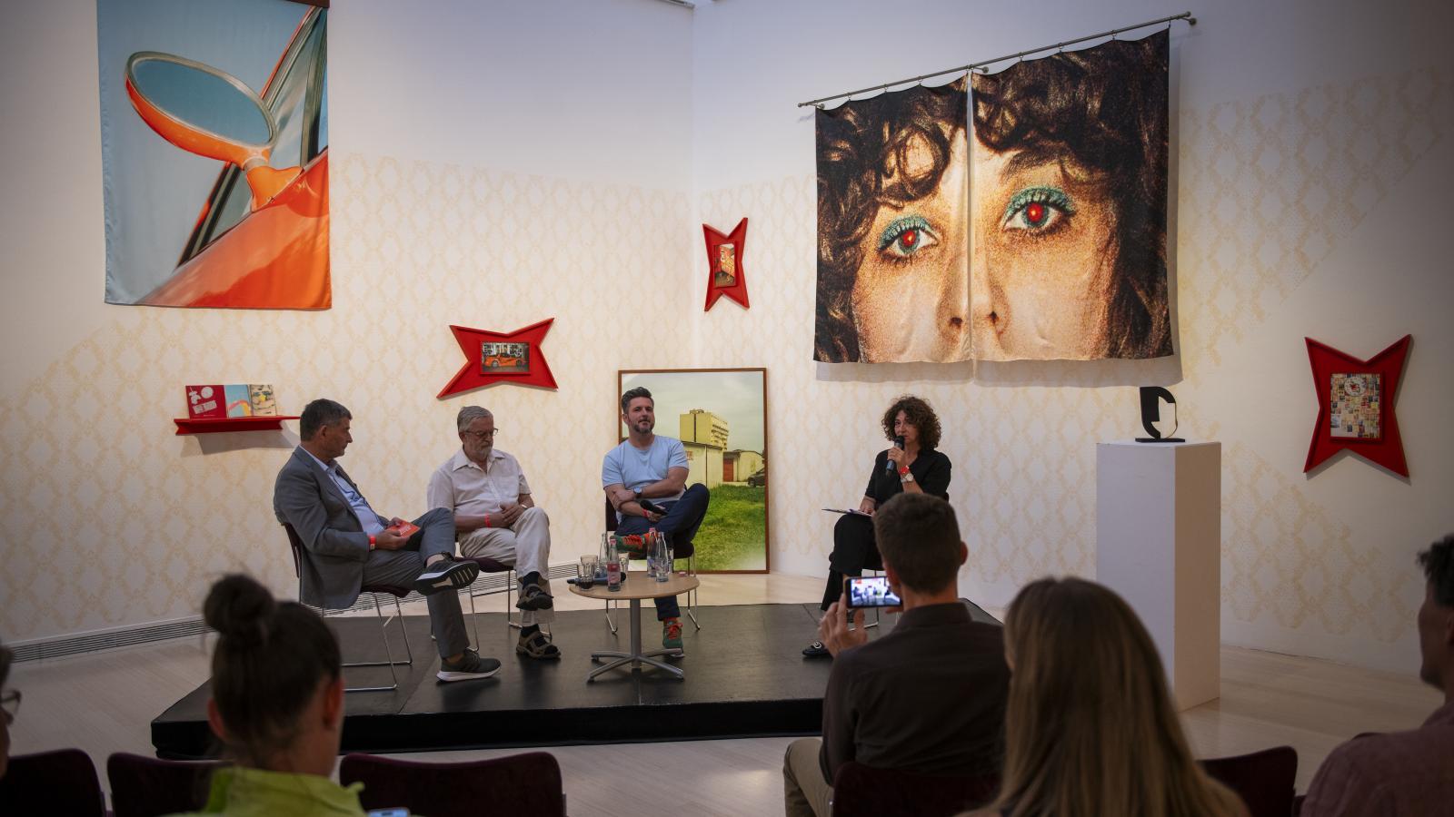 Ottrubay István alapítványi vezető, Margócsy István irodalomtörténész, Rieder Gábor kurátor és Winkler Nóra moderátor a shortlistesek kiállításán tartott pódiumbeszélgetésen