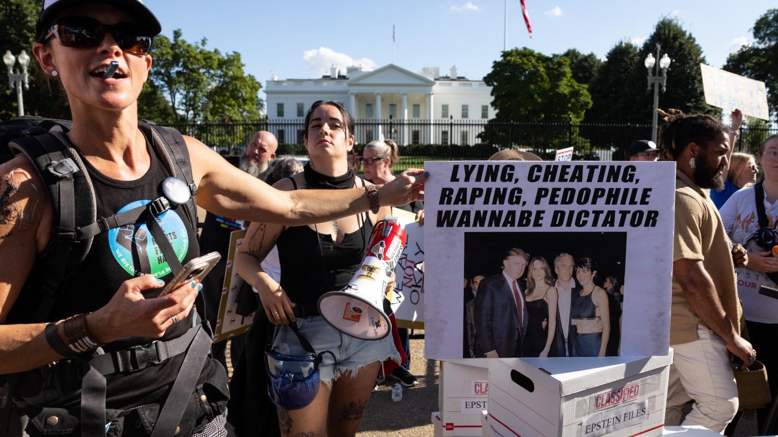 Tüntetők egy héttel ezelőtt is követelték a Fehér Ház előtt az Epstein-akták nyilvánosságra hozását
