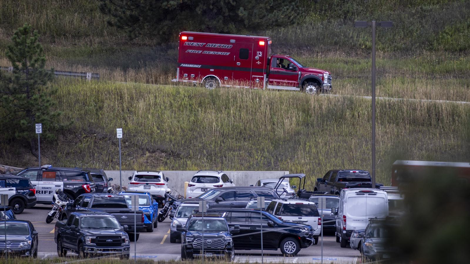 Mentők a coloradói Evergreen középiskolánál, ahol a lövöldözés történt