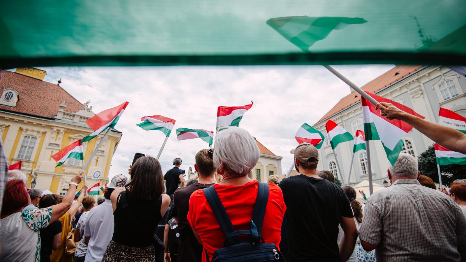 Szimpatizánsok a Tisza Párt székesfehérvári nagyrendezvényén július 26-án