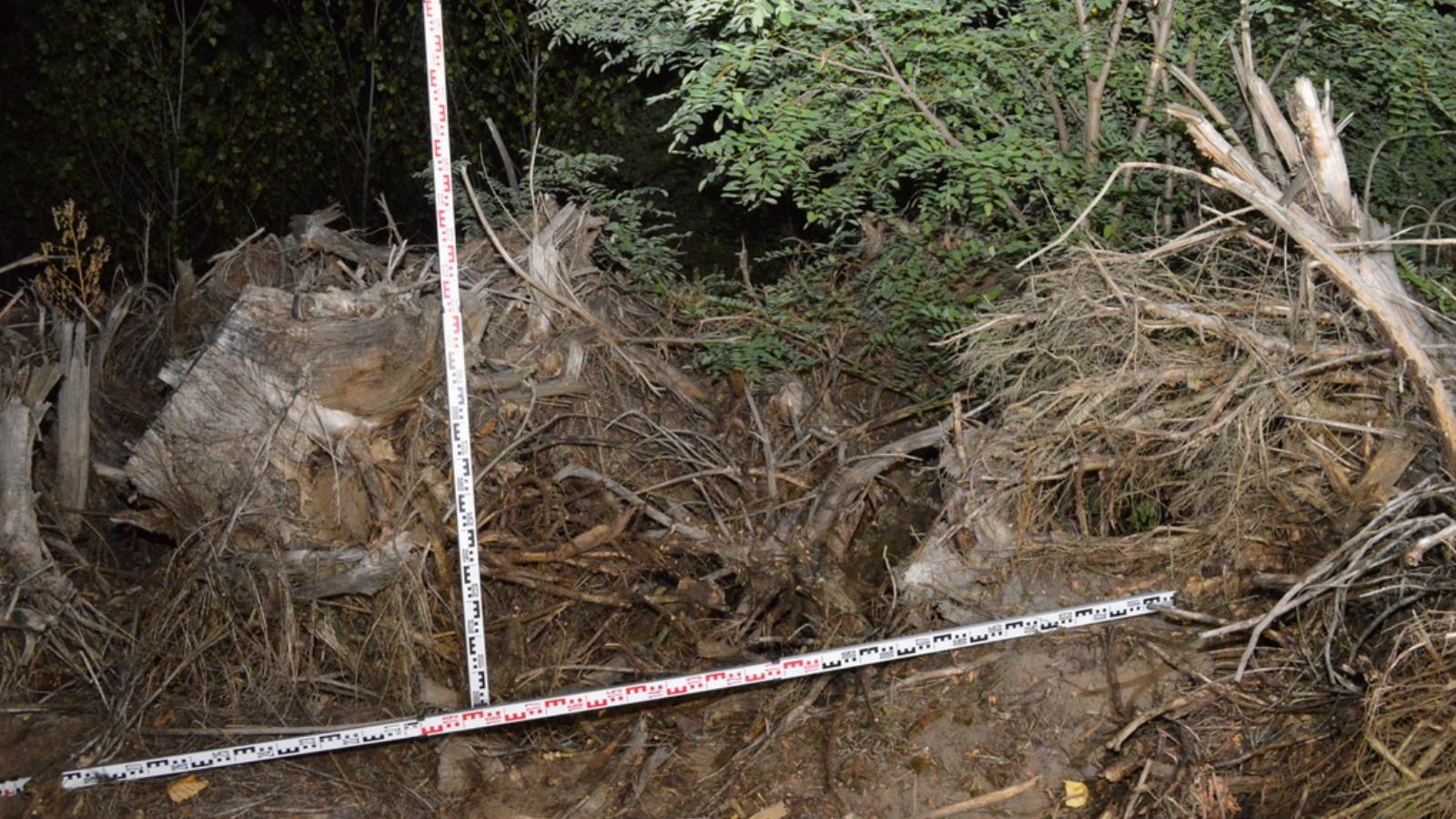 Helyszínelés a megtalált gödörnél