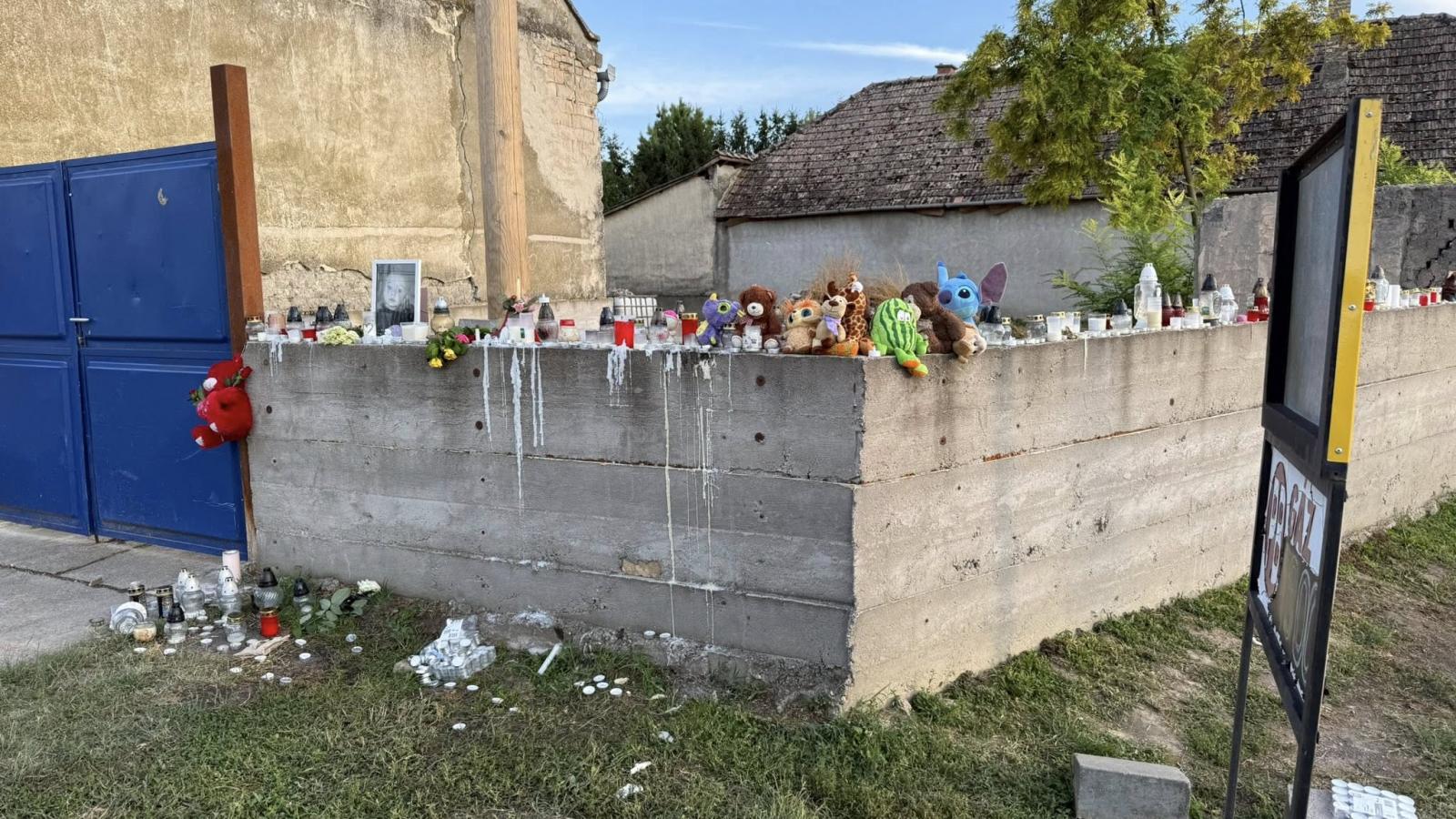 Emlékfal a meggyilkolt kislány tiszteletére Miskén szeptember 3-án