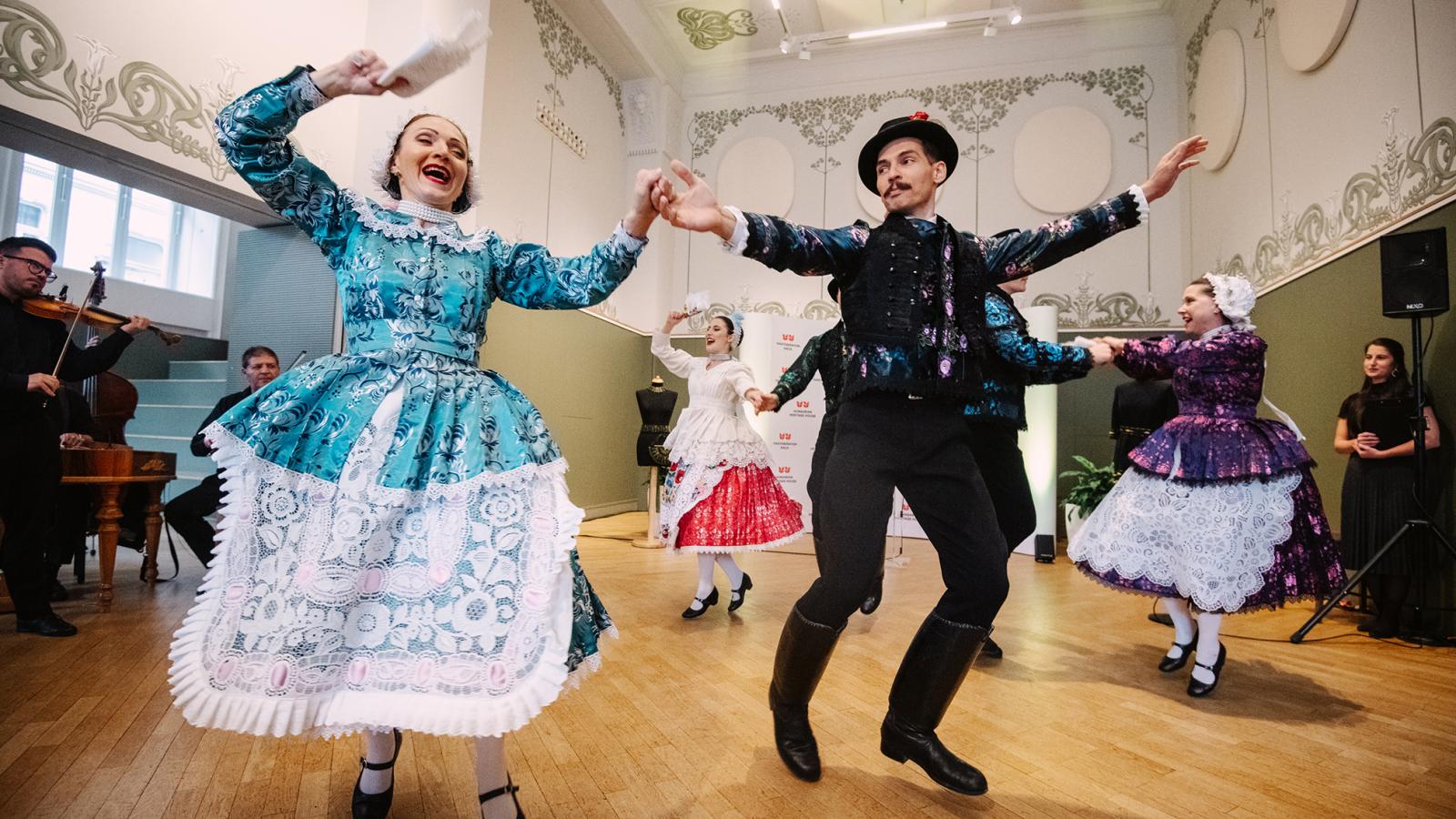 Az évadnyitó sajtótájékoztató kalocsai táncokkal kezdődött, hasonló ruhák láthatók az időszaki kiállításon is