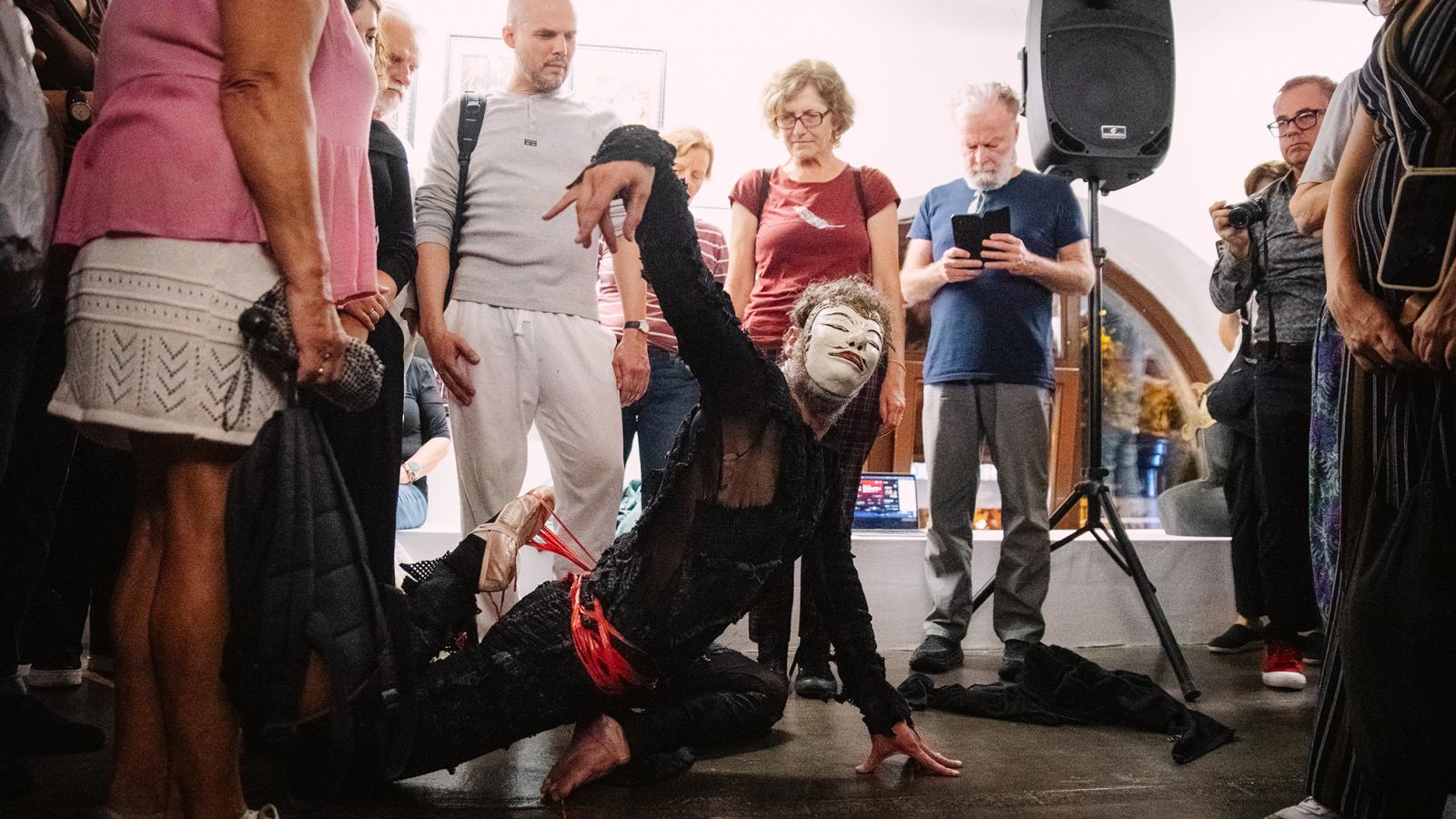 Gergye Krisztián a performansza során olyan érzést keltett, mintha az egyik festményből bújt volna elő