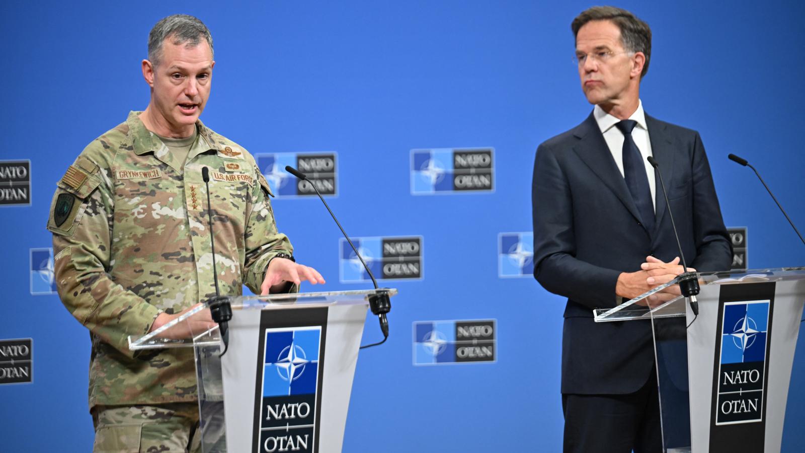 Alexus Grynkewich tábornok, az európai szövetséges haderők főparancsnoka és Mark Rutte NATO-főtitkár