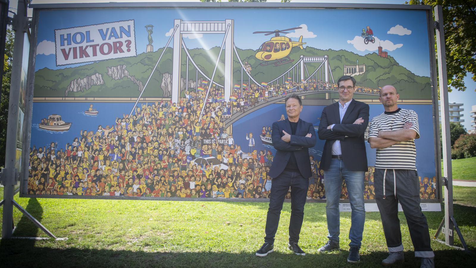 Geszti Péter, Karácsony Gergely és Bakos Gábor a nyertes, „Hol van Viktor?” című óriásplakáttal. A figyelmes szemlélő Vlagyimirt és Józsefet is megtalálhatja a tömegben