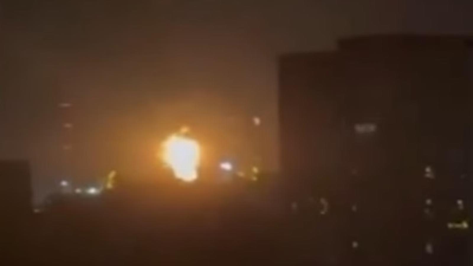 Távoli felvétel az olajfinomítót érő csapásról