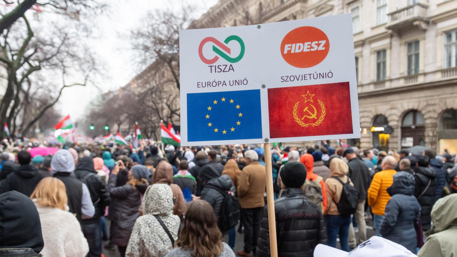 Vélemény egy korábbi tüntetésen. Ami biztos: a Tisza és a Fidesz között dől el a 2026-os választás