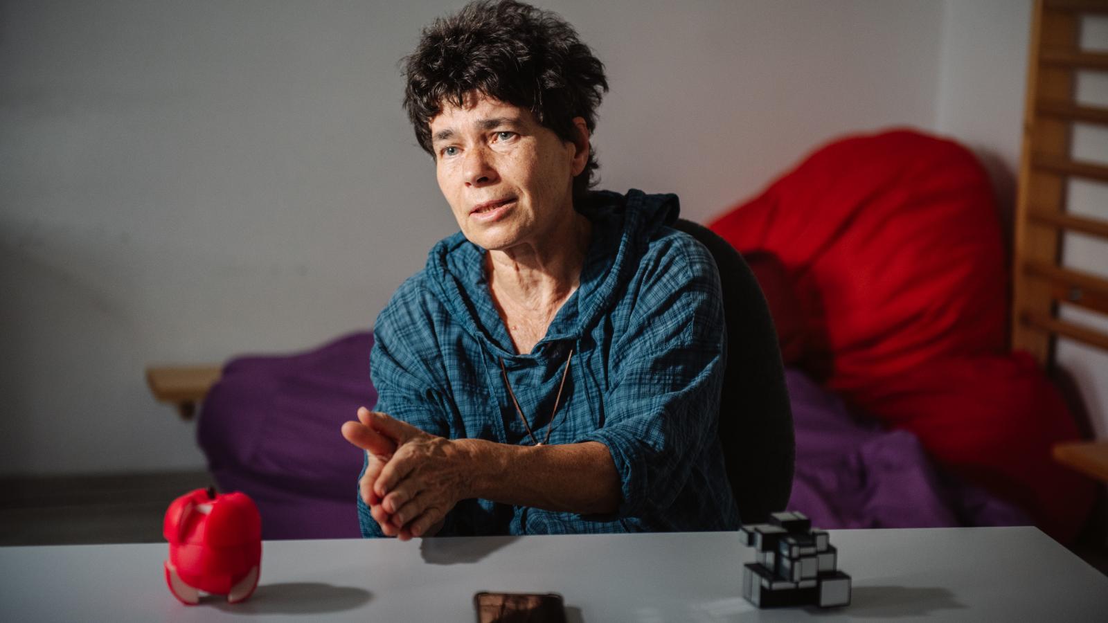 „Nem azt mondjuk, hogy aki száguld, az száguldhasson, akinek lemaradása van, az a saját tempójában fejlődhessen, hanem azt: mindenki egyforma sebességgel haladjon” – fogalmazott Gyarmathy Éva