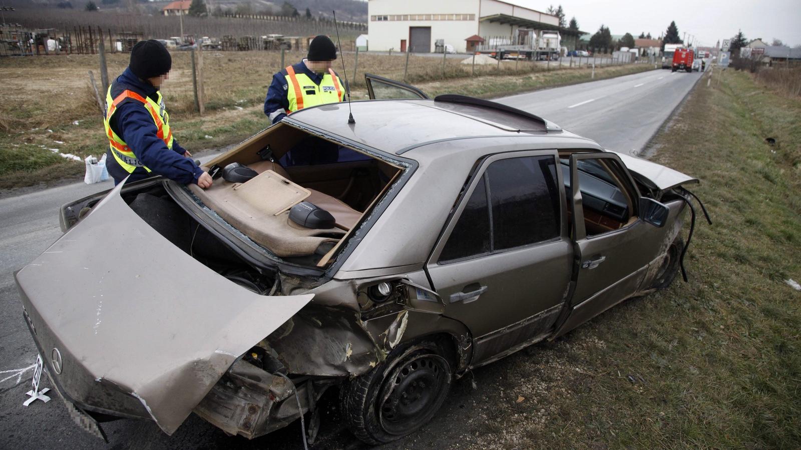 A balesetben egy 39 éves férfi életét vesztette, míg utastársát, egy 31 éves férfit súlyos sérülései miatt mentőhelikopter vitte