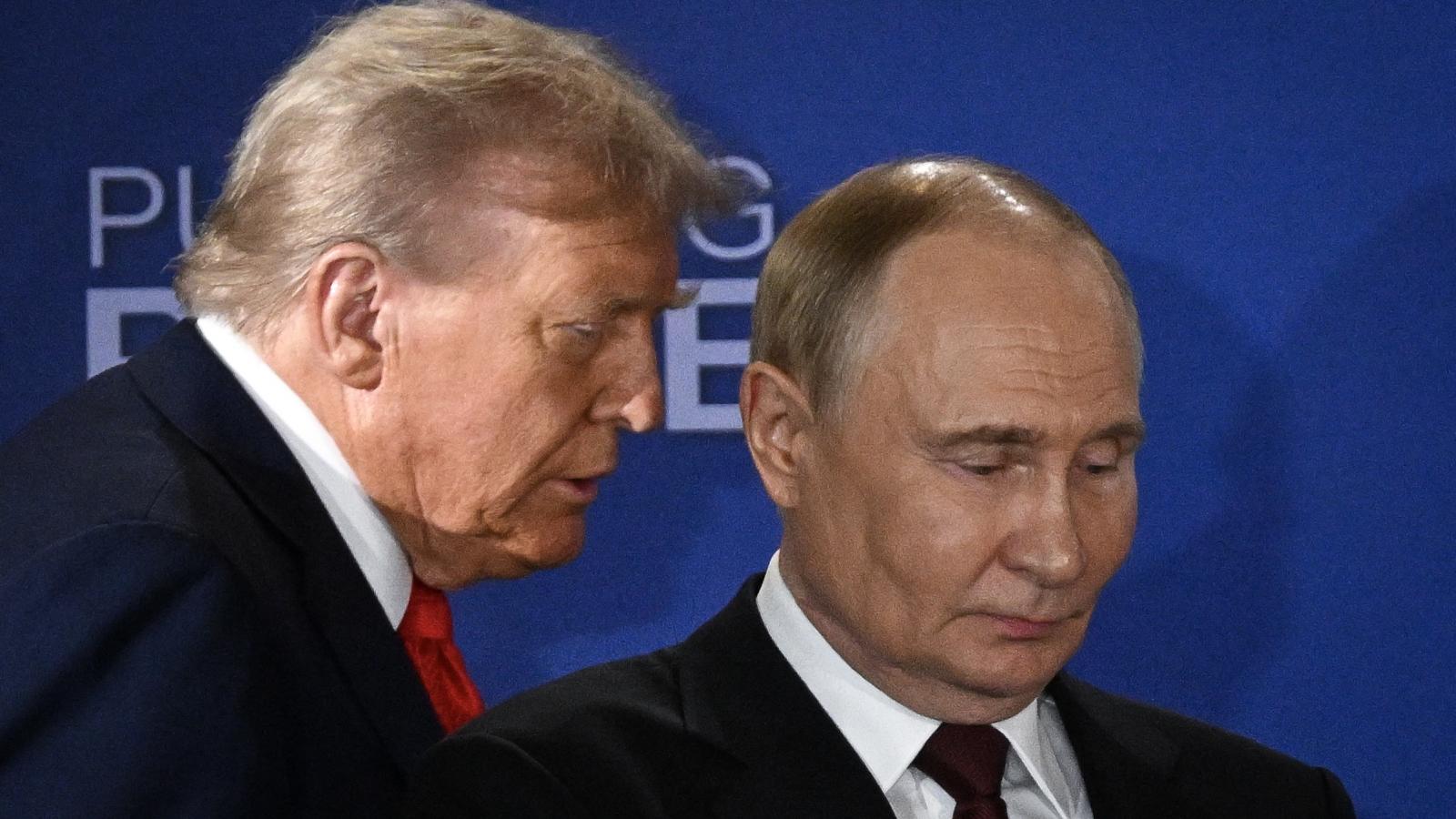 Donald Trump amerikai elnök és Vlagyimir Putyin orosz elnök az amerikai-orosz csúcstalálkozón való részvétel után 2025. augusztus 15-én