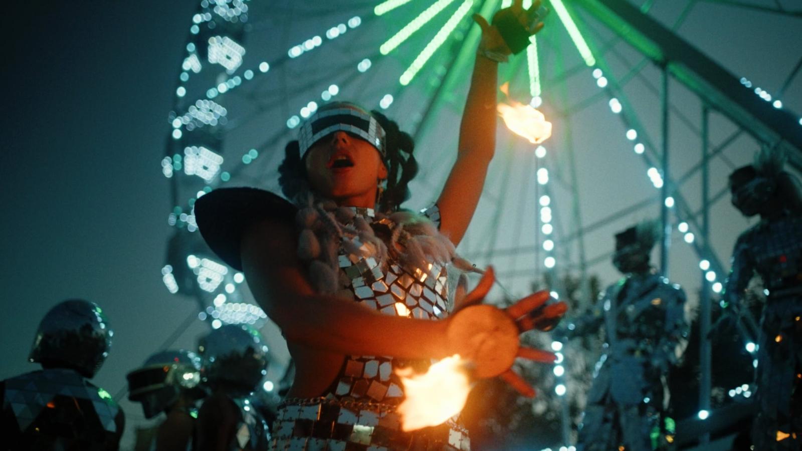 A film nemcsak a fesztiválok történetét meséli el, de azok hangulatát is átadja