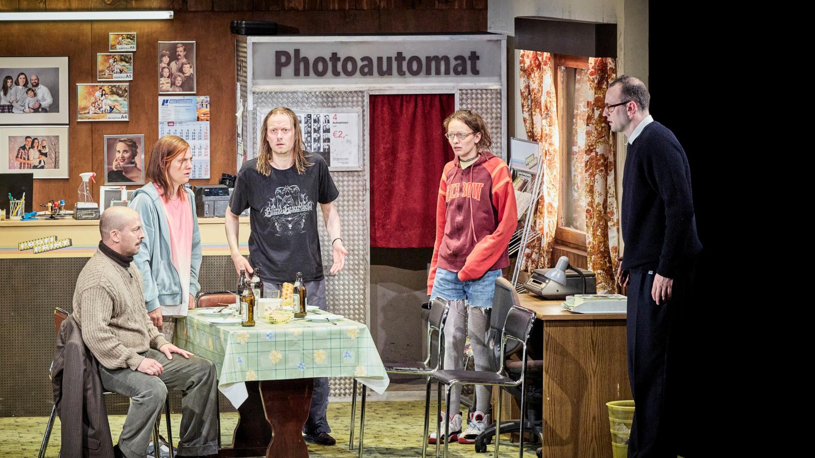 Amit látunk, az annyira valóságos, hogy szinte már nem is reális. Naturalizmus a szó legmélyebb értelmében: szinte szagoljuk, tapintjuk, érezzük ezt az életet