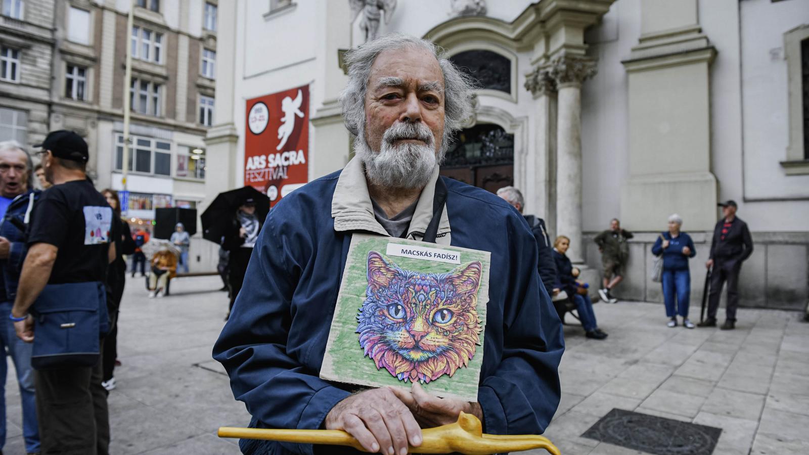 Egy képpel véleményt nyilvánító tüntető az egyik korábbi tüntetésen a Ferenciek teré