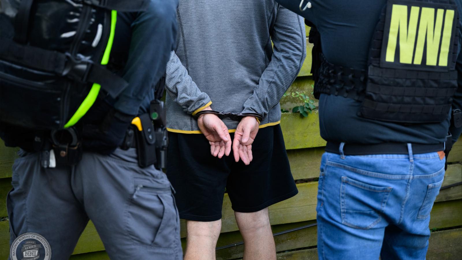 A vád fiatalkorúak futtatása. Őrizetbe vették a gyanúsított igazgatót