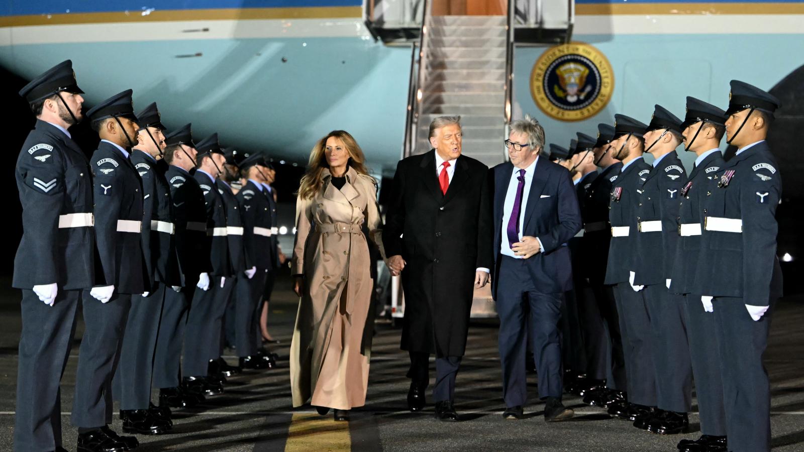 Donald Trump amerikai elnök és a first lady, Melania Trump leszállnak az Air Force One repülőgépről, miután 2025. szeptember 16-án landoltak az kelet-angliai Stansted repülőtéren.
