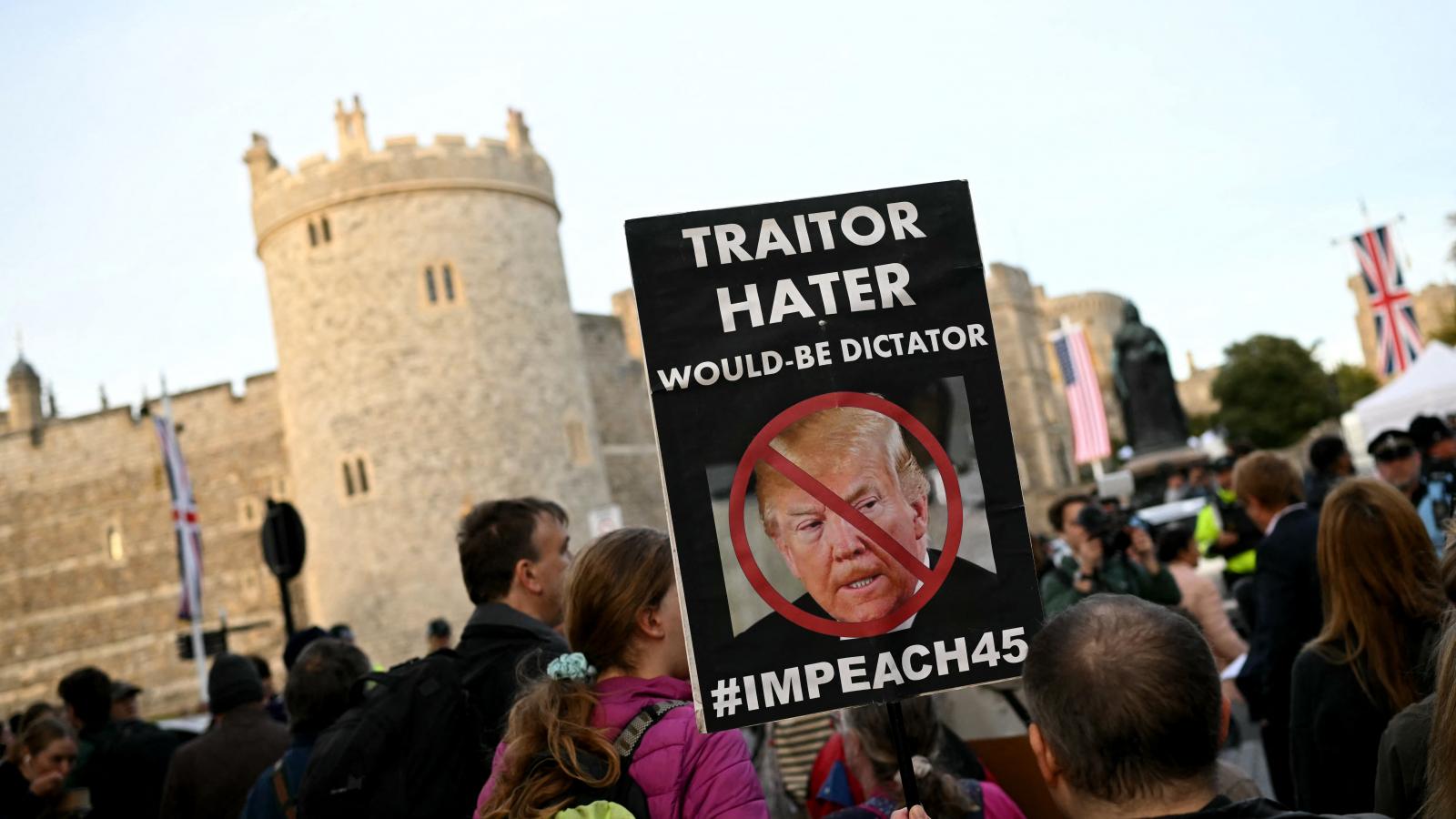 Tüntetés a windsori kastély előtt Donald Trump állami látogatása ellen Nagy-Britanniában, 2025. szeptember 16-án.
