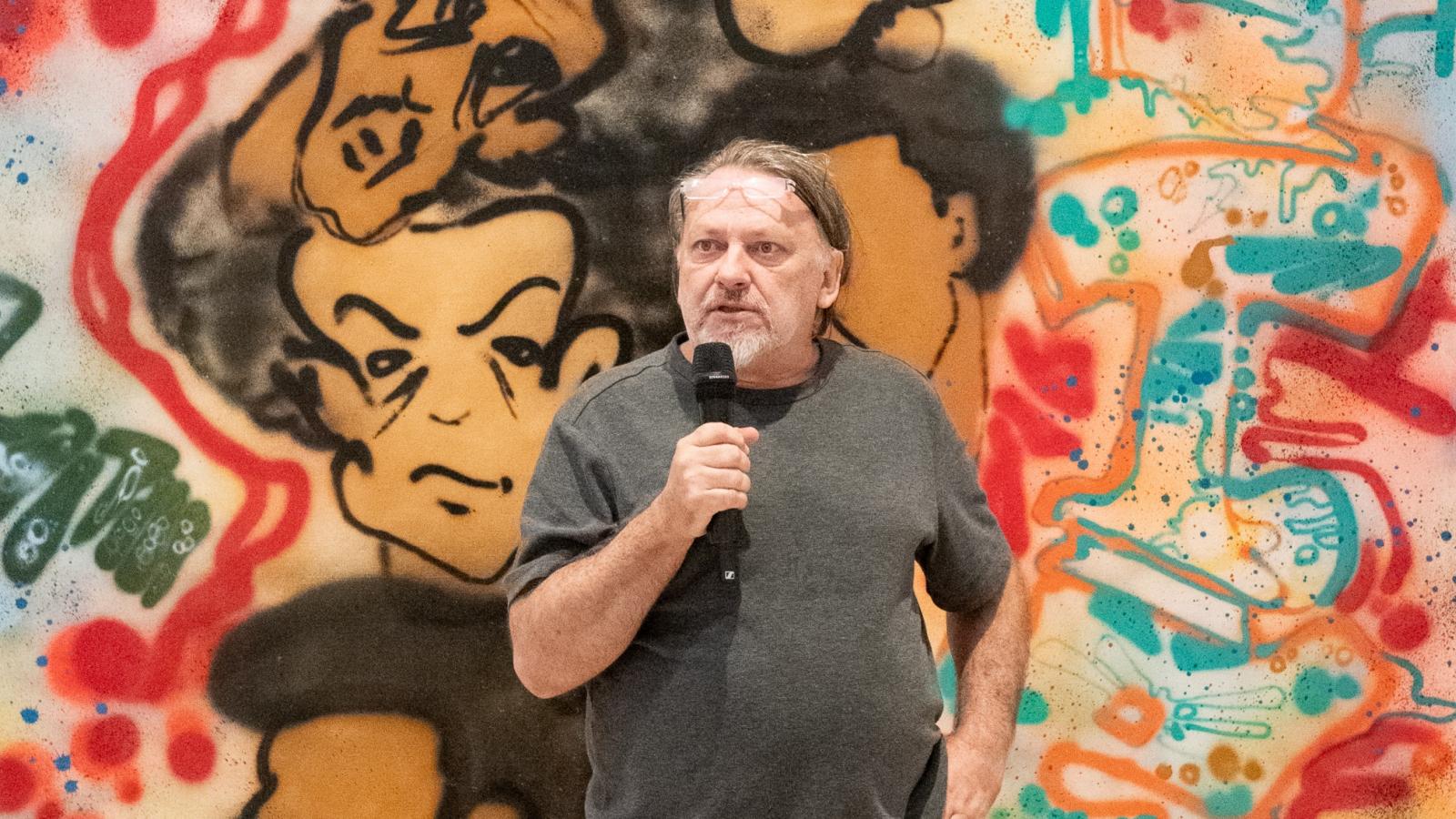 Készman József kurátor a graffitiket bemutató szekcióban