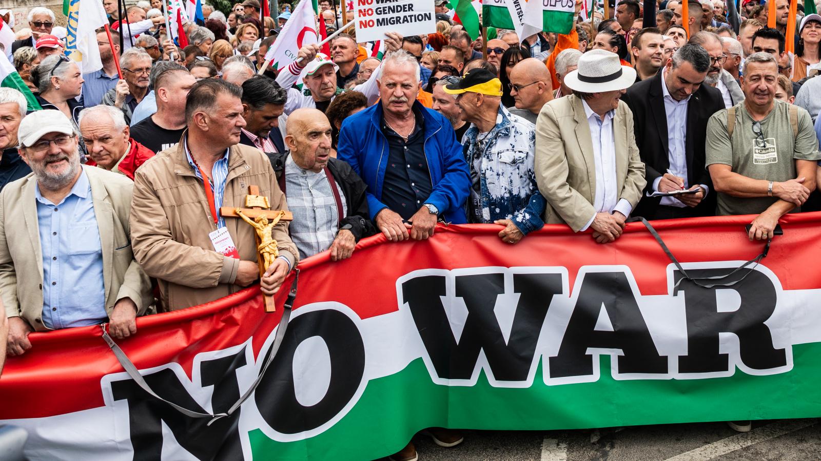 Bencsik András (középen kék felsőben), a Demokrata főszerkesztője a 2024-es Békemeneten