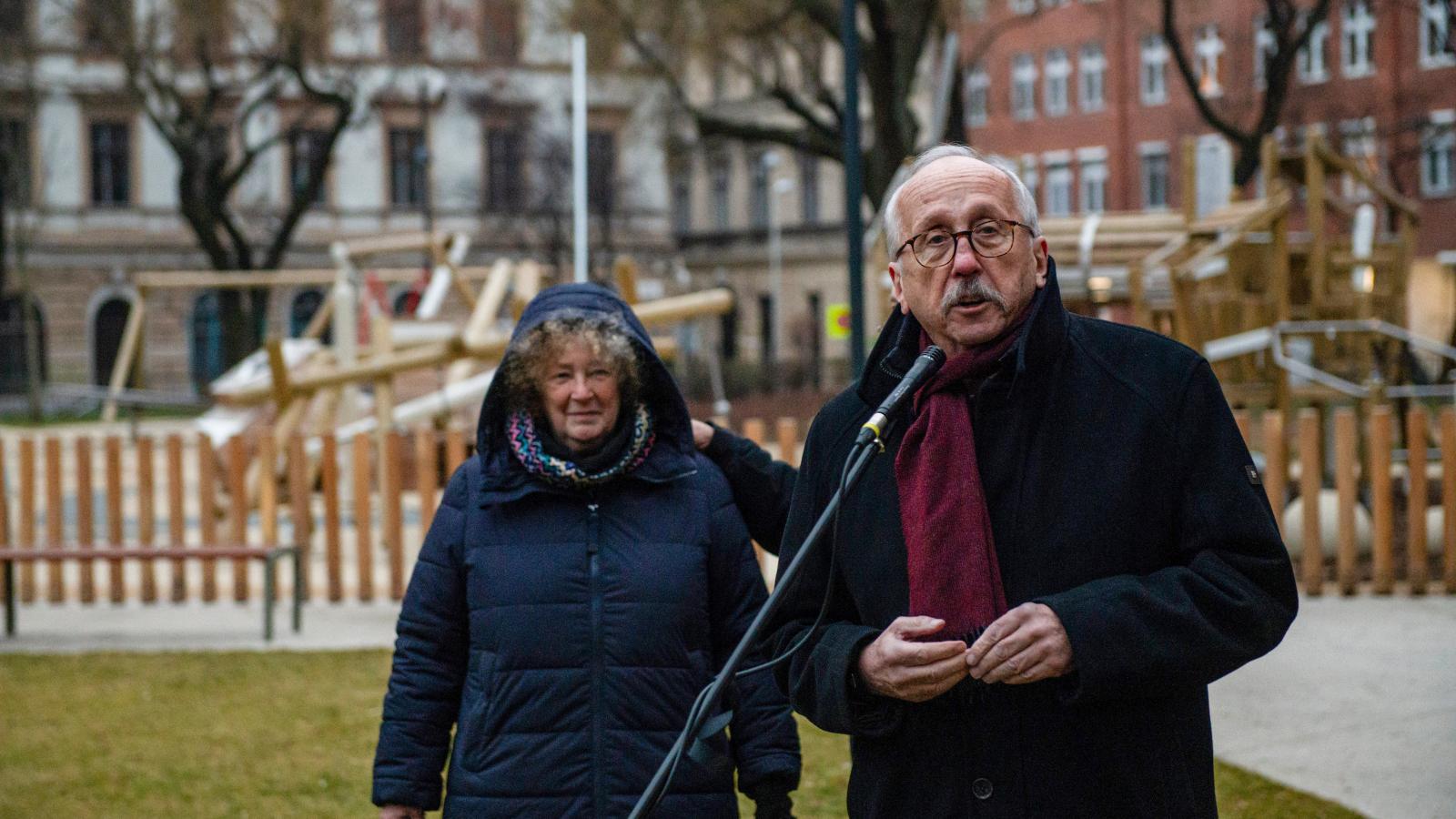 Niedermüller Péter a a Klauzál téri holokauszt emlékműnél január 19-én