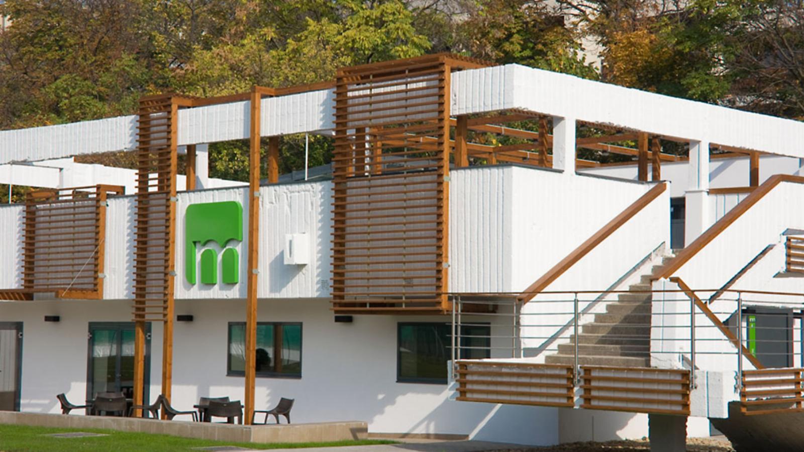 A sportcentrum egyik épülete